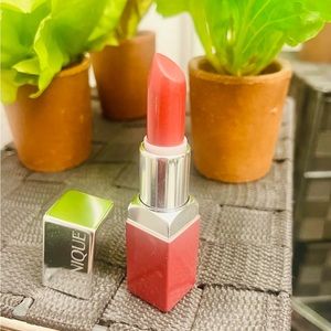 Clinique Love Pop Lip Colour + Primer Lipstick in 13 Pop Love.